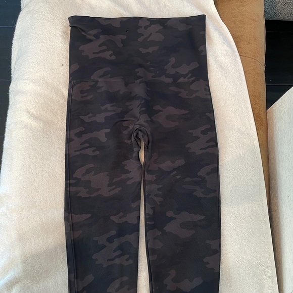 Spanx seamless leggings black camouflage in petite small - Picture 8 of 9